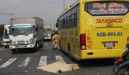 Cụ ông bị ôtô khách cán chết, người thân bức xúc đập vỡ kính xe